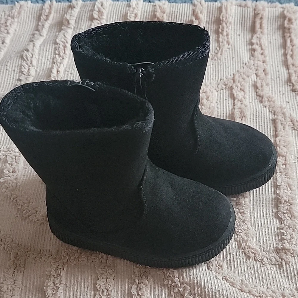 Cat & Jack little girls black boots, size‎ 5. New. Faux Fur lining.